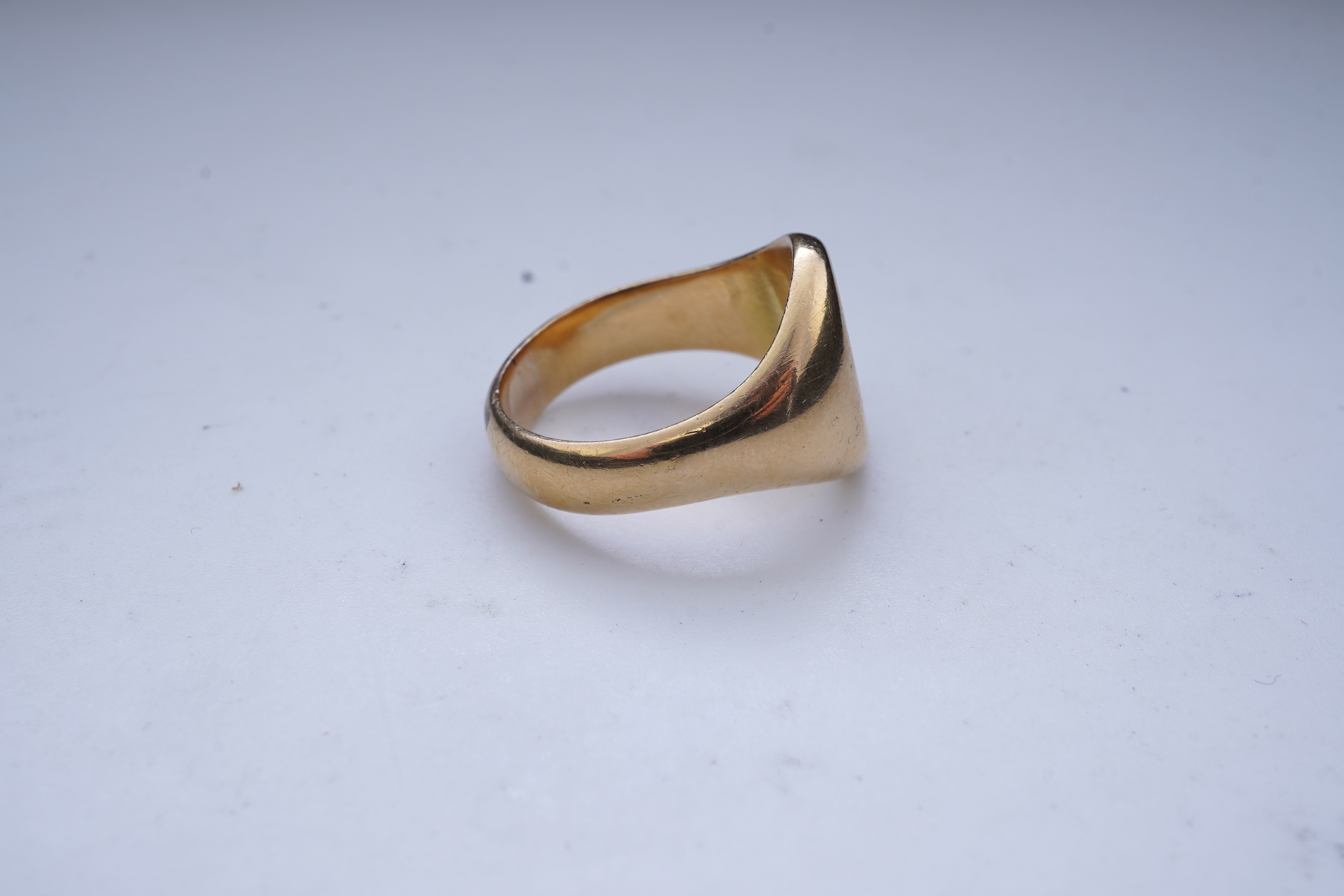 A Victorian 18ct gold signet ring, circa 1890